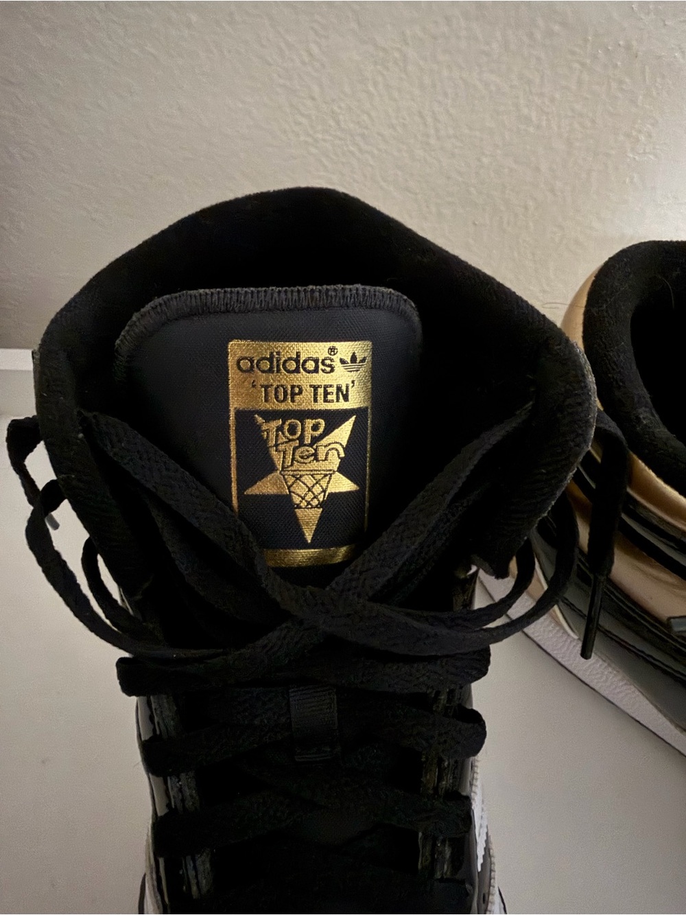 adidas Men’s High-Top Sneakers in Black, Gold and White 10.5 - Picture 2 of 6